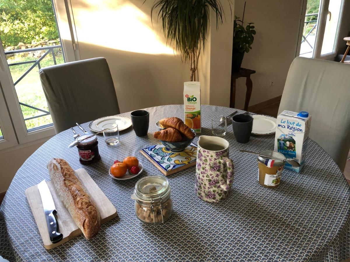 ヴェール・ポン・デュ・ガル Les Marguerites Bed & Breakfast エクステリア 写真