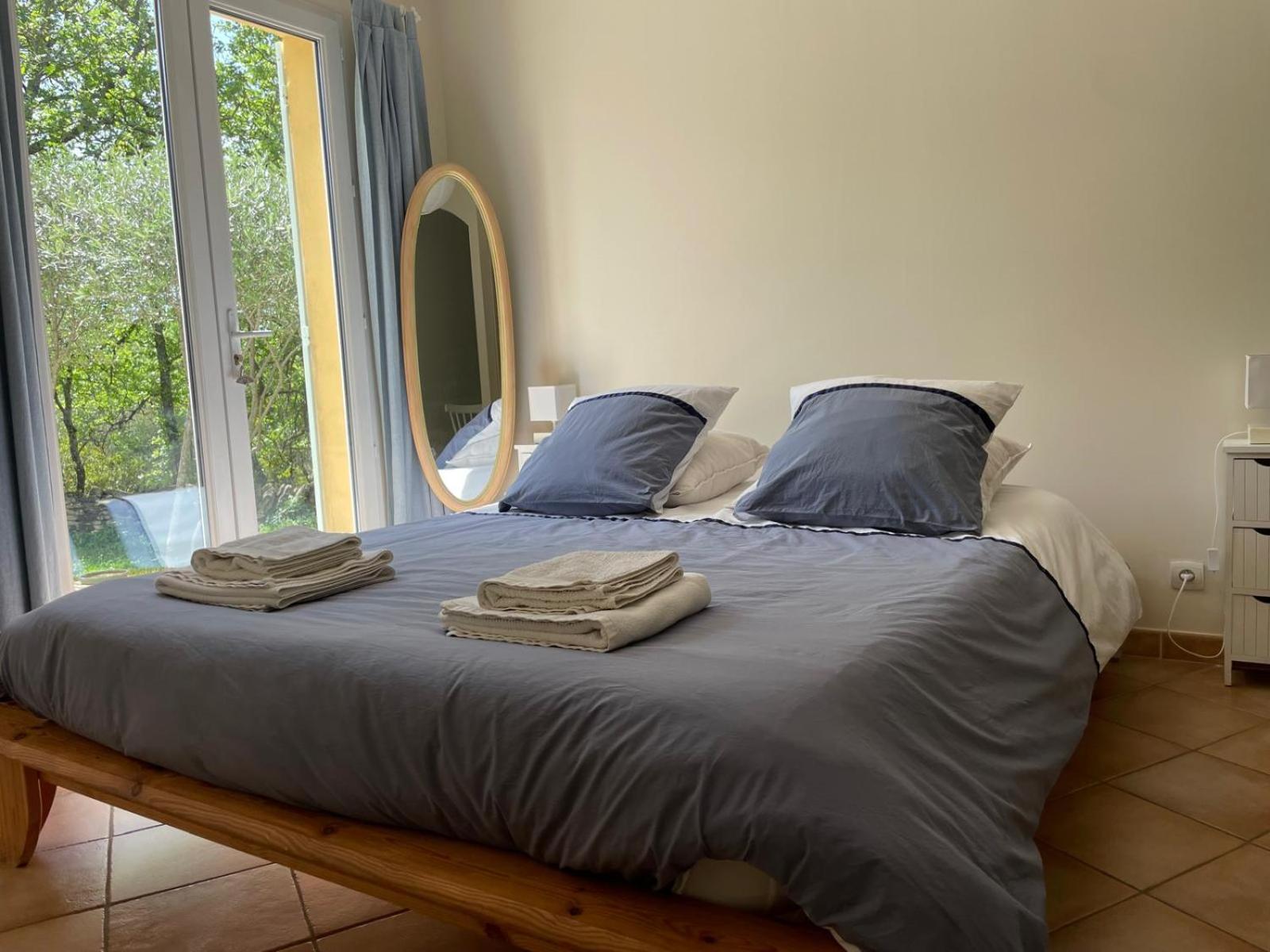 ヴェール・ポン・デュ・ガル Les Marguerites Bed & Breakfast エクステリア 写真
