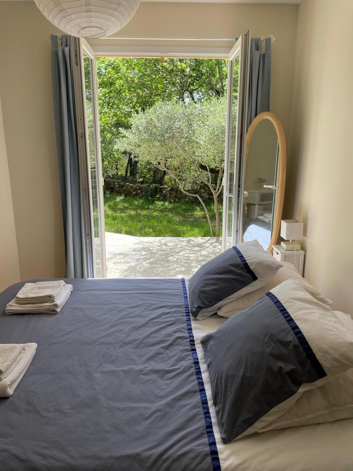 ヴェール・ポン・デュ・ガル Les Marguerites Bed & Breakfast エクステリア 写真